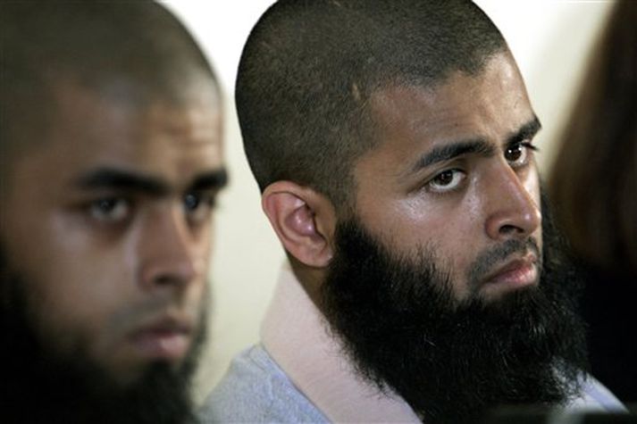 Mohammed Abdul Kahar, t.h. varð fyrir skoti í brjóstkassann og bróðir hans Abul Koyair, t.v. hlaut einnig meiðsl af völdum óblíðrar meðferðar lögreglumanna þegar bræðurnir voru handteknir þann 2. júní.