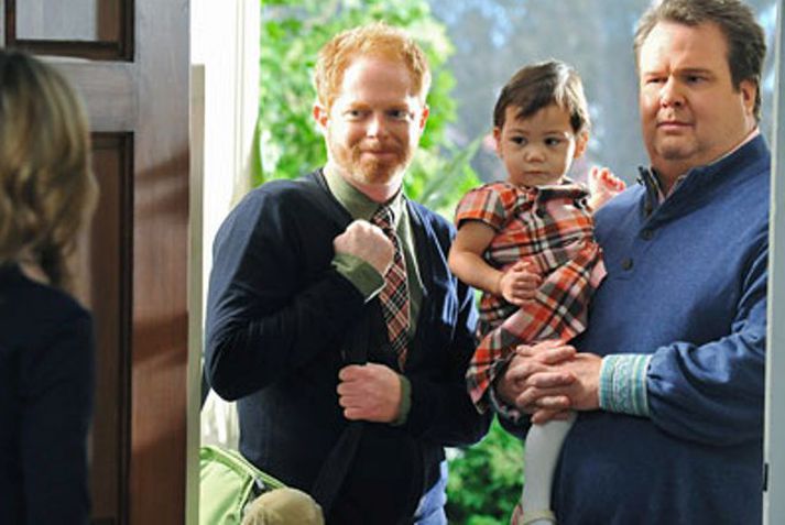 Þættirnir Modern Family hafa slegið í gegn. Handritshöfundarnir velta nú fyrir sér hvort persónan Lily, dóttir hommaparsins, eigi að vera eldri í næstu þáttaröð.