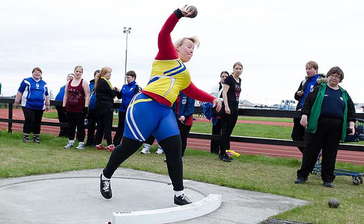 Hulda Sigurjónsdóttir er einbeitt þessi dægrin og ætlar sér mikla og góða hluti í kúluvarpinu.