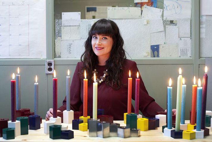 heilluð af fimm- hyrningum Vöru- og innanhússhönnuðurinn Sonja Björk Ragnarsdóttir hefur sent frá sér kertastjakana 5 frá SO by Sonja sem fást meðal annars í Kraumi. 
Fréttablaðið/Stefán