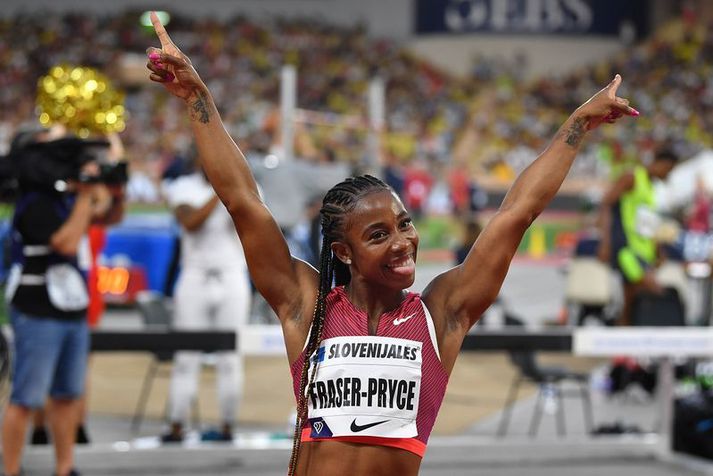 Shelly-Ann Fraser-Pryce fagnar sigri í Mónakó og sögulegu afreki sínu.