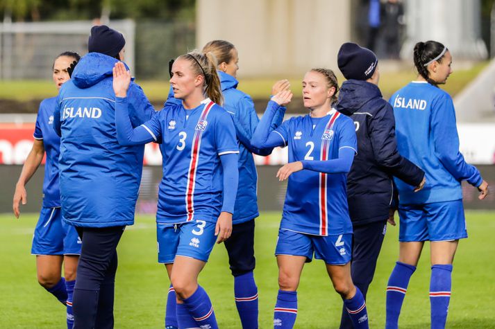 Guðrún Arnardóttir og Sif Atladóttir ganga svekktar af velli í dag