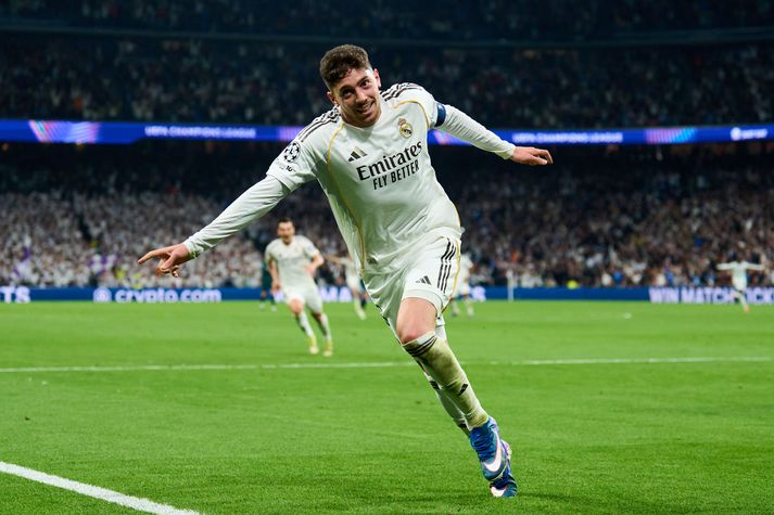 Federico Valverde skoraði þrennu fyrir Real Madrid í fyrri hálfleik og fagnar hér einu markanna.