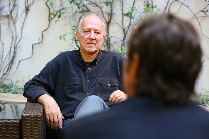 Mörgum þykir það áreiðanlega ekki öfundsvert að sitja beint á móti Werner Herzog og stara í þessi augu.