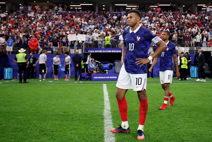 Kylian Mbappé sést hér niðurbrotinn í leikslok en hann átti möguleika á því að spila þriðja úrslitaleikinn í röð.