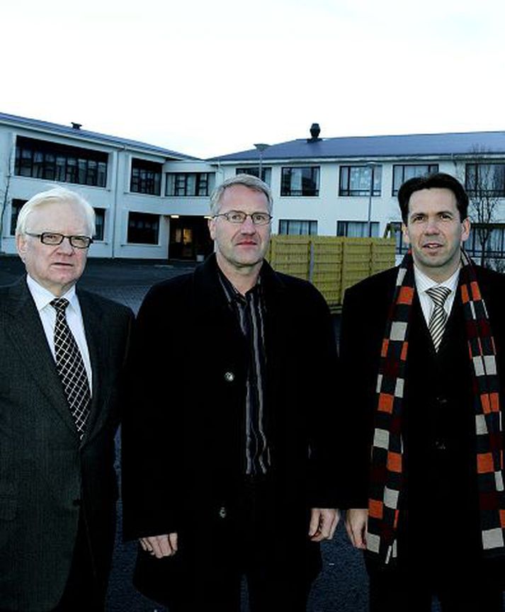 Ármann Kr. Ólafsson við Kópavogsskóla. Forseti bæjarstjórnar segir að foreldraráðinu verði heimilt að fá einkaaðila til að styrkja skólastarfið.