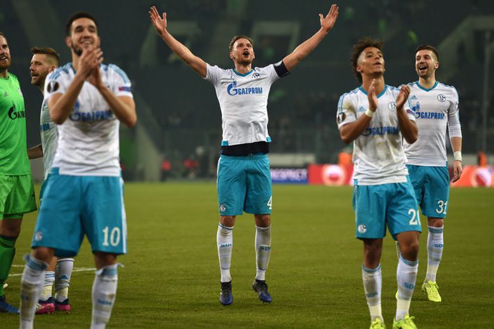 Benedikt Hoewedes og félagar í liði Schalke fagna sætinu í átta liða úrslitunum.