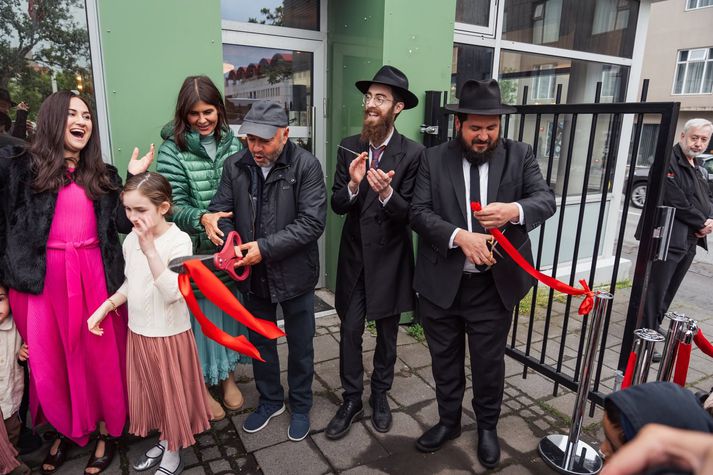 Avraham Feldman fyrir miðju ásamt fríðu förneyti.