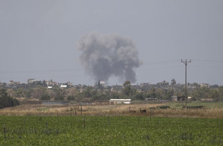 Minnst 70 sprengjum og eldflaugum hefur verið skotið á Ísrael frá Gaza í dag og hafa Ísraelsmenn svarað fyrir sig og skotið á móti.