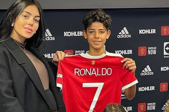 Cristiano Ronaldo yngri með fósturmóður sinni Georginu Rodríguez.