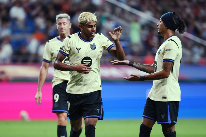 Lamine Yamal fagnar öðru marka sinna en hann spilaði bara fyrri hálfleikinn sem Barcelona vann 3-2.