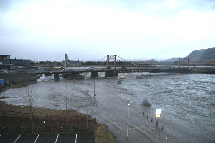 Selfossbrú kl 12 á hádegi