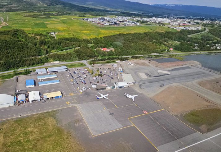 Nýja flughlaðið og nýja flugstöðvarbyggingin sjást til hægri við núverandi flugstöð.