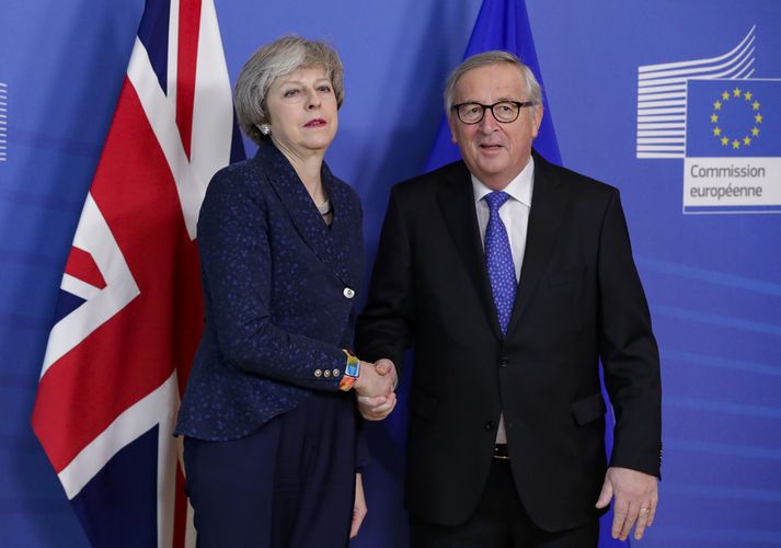 May og Juncker stilltu sér upp fyrir ljósmyndara í Brussel í morgun,.