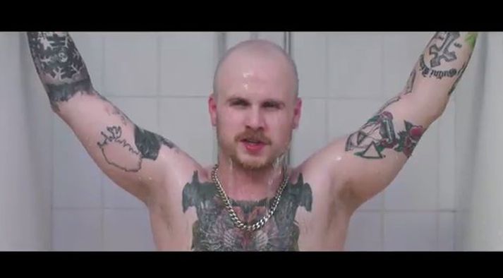 Emmsjé Gauti nokkuð nettur á því í nýju myndbandi.