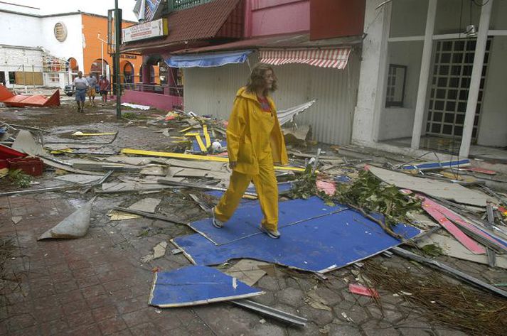 Eftir storminn Íbúar Cancun í Mexíkó reyndu að ná áttum í gær. Ræningjar hafa hins vegar sætt lagi og stolið flestu sem hönd á festir.fréttablaðið/AP