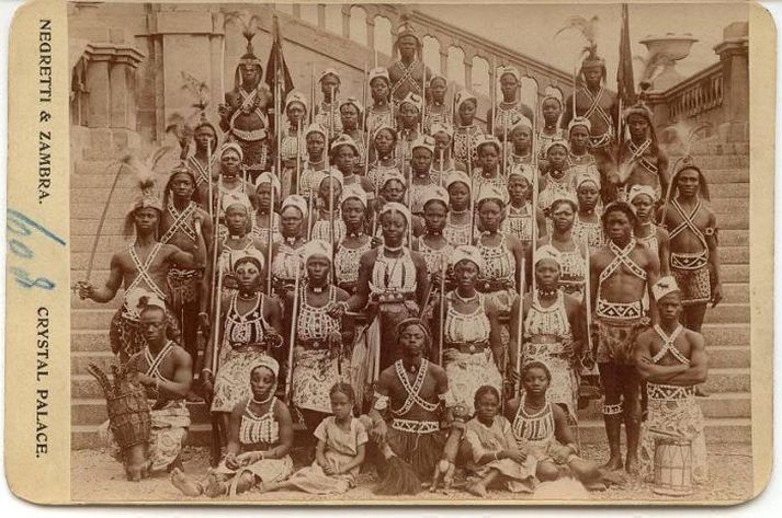 Skjaldmeyjarnar frá Dahomey og fylgisveinar þeirraPóstkort frá 1893. Þetta er flokkurinn sem séra Matthías sá í London.