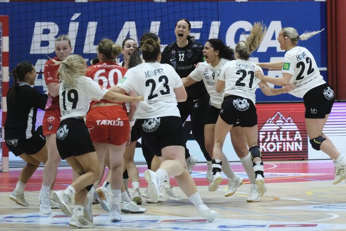 Eyjakonur fögnuðu gríðarlega í leikslok enda höfðu þær unnið upp sex marka forskot og náð að jafna einvígið.