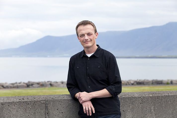 John Harmon Grant (t.h.) hefur lent í ýmsum uppákomum eftir að bandaríski tónlistarmaðurinn John Grant (t.v.) flutti til landsins. Vinir hans og vandamenn hafa gert óspart grín að þessu og hann hefur fengið skilaboð og vinabeiðnir á Facebook, ætluðum þekkta söngvaranum.Samsett 