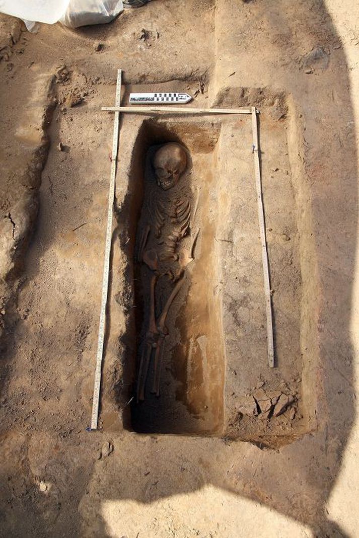 Ein þeirra grafa sem geymir Hugsast getur að þarna séu jarðneskar leifar manns sem minna mátti sín meðan hann var og hét og þær því ekki fluttar yfir í nýja kirkjugarðinn.mynd/guðný zöega
