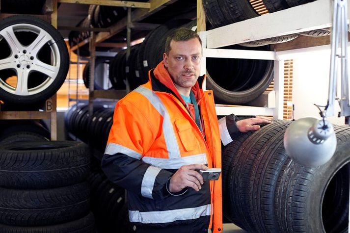 Valdimar að yfirfara gæði dekkja og taka myndir fyrir heimasíðuna dekkjasalan.is
