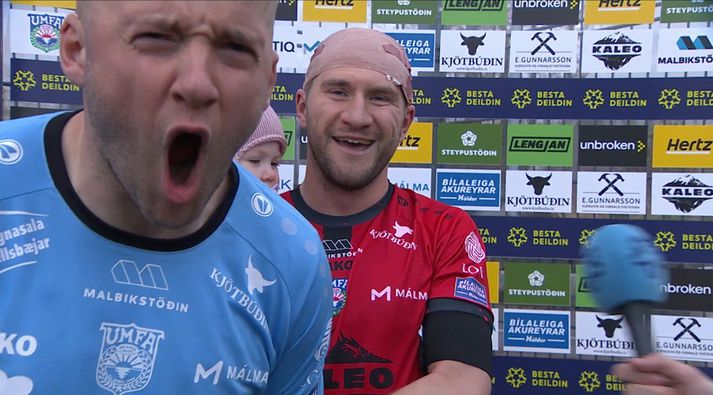 Jökull Andrésson mætti með látum þegar viðtal var tekið við bróður hans Axel Óskar í Mosfellsbæ í kvöld.