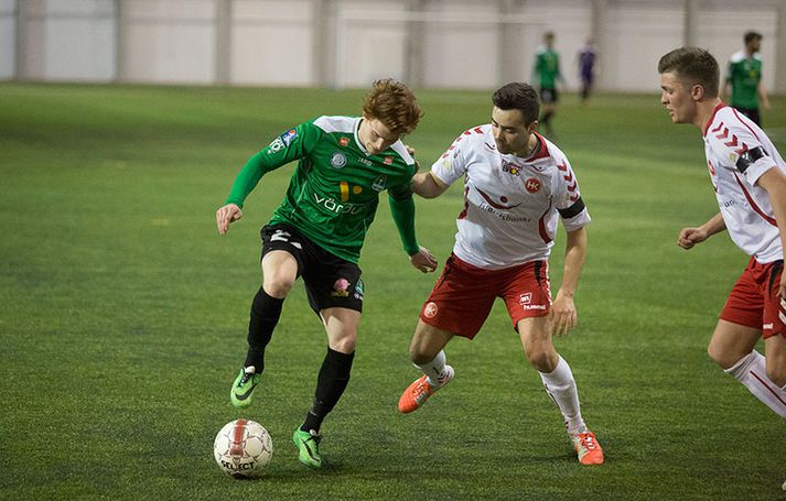 Tómas Óli Garðarsson með boltann fyrir Breiðablik. Axel Kári Vignisson er til varnar.