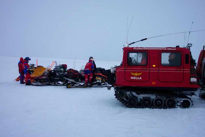 Björgunarsveitin á Hellu sótti hóp ferðalang í nótt inn í Landmannalaugar.