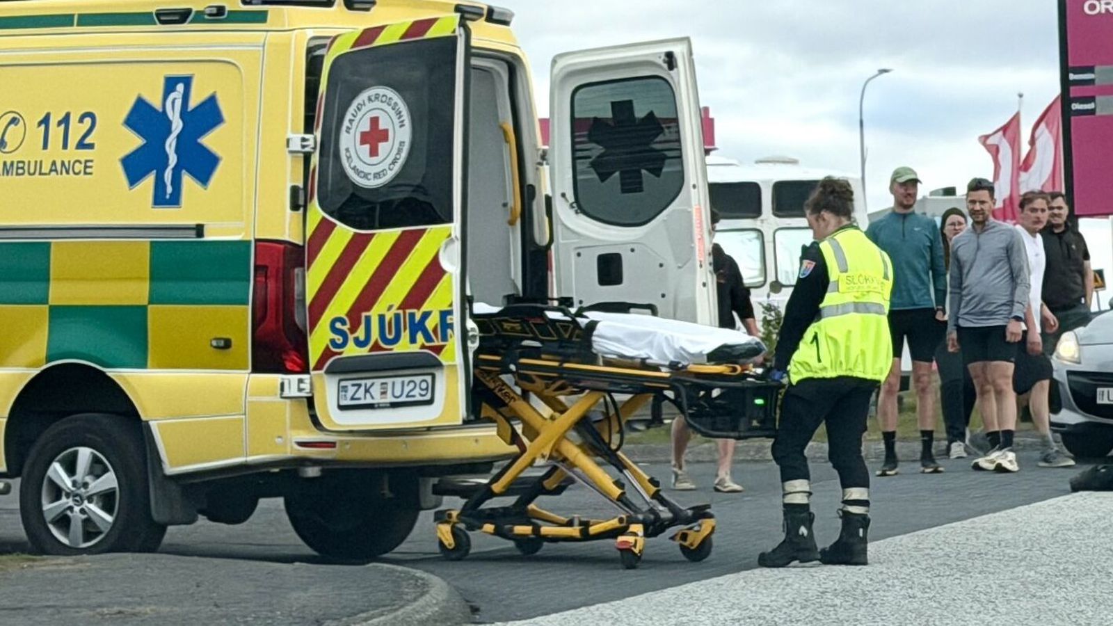 Einn fluttur á slysa­deild eftir mótorhjólaslys