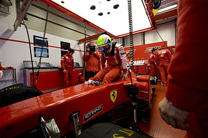 Michael Schumacher mun stíga um borð í bíl Felipa Massa í lok ágúst, en hann hefur ekki keppt ´siðan 2006.