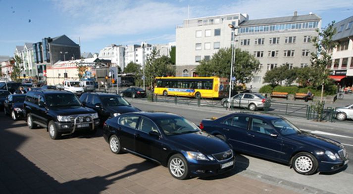 Bifreiðar ráðherra fyrir utan Stjórnarráðið.