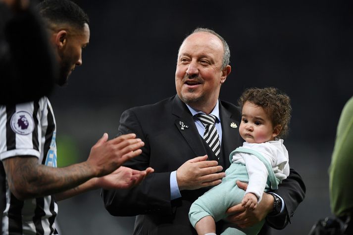 Rafael Benitez, með son leikmannsins Jamaal Lascelles eftir lokaleik tímabilsins hjá Newcastle United.