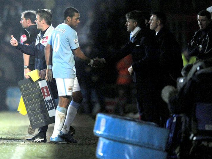 Robinho kemur af velli á móti Scunthorpe í líklega sínum síðasta leik með City.
