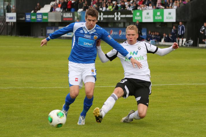 Ólafur Örn í baráttu við Kristján Gauta Emilsson, leikmann FH.