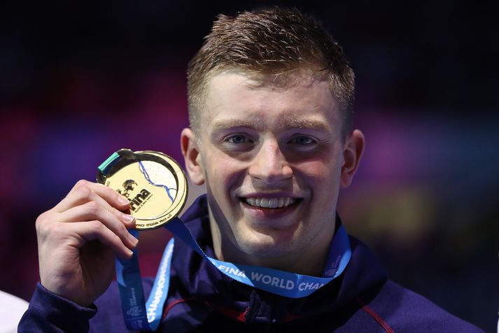 Adam Peaty með gullið sitt.