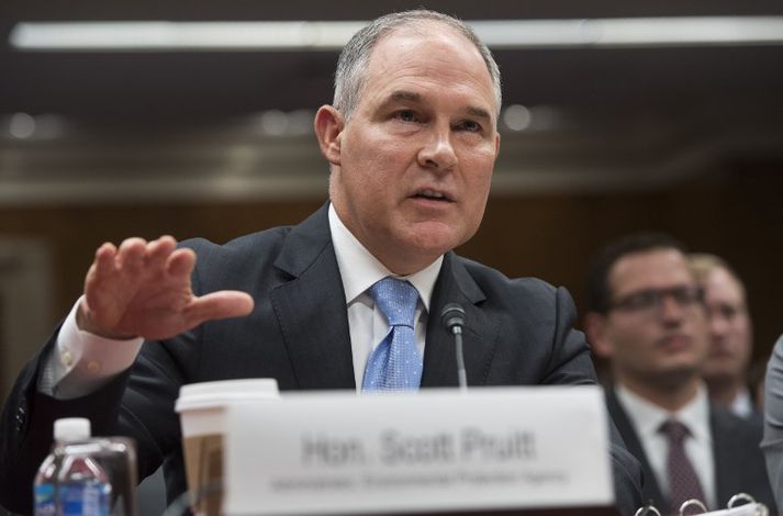 Scott Pruitt hefur fært áherslu Umhverfisstofnunarinnar frá umhverfinu og að störfum og náttúruauðlindum frá því að hann tók við sem forstjóri.