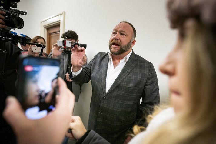 Lygar Alex Jones um foreldra barna sem myrt voru í Sandy Hook árið 2012 hafa leitt til þess að þau hafa um árabil verið áreitt og tilvist barna þeirra dregin í efa.