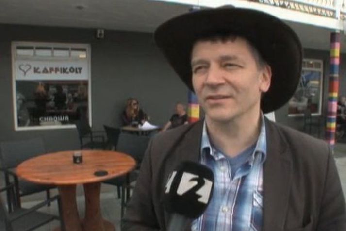 Skúli Gautason tekur ofan fyrir gestum á Akureyri.