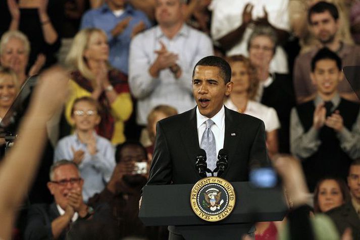 Forsetinn kátur. Obama útskýrir björgunaraðgerðirnar. fréttablaðið/AP