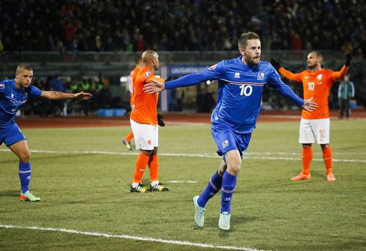 Gylfi Þór Sigurðsson fagnar marki gegn Hollandi í október.