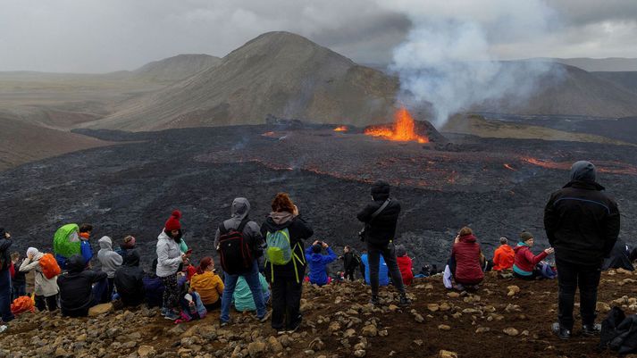 Björgunarsveitir hafa þurft að flytja fleiri en níutíu af gossvæðinu síðan eldgos hófst í Meradölum.