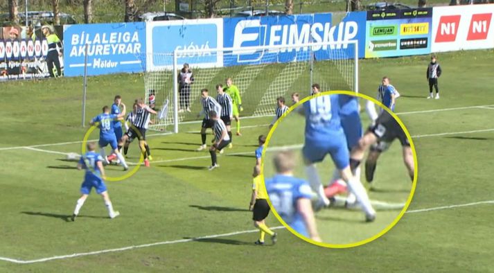 ÍBV fékk sína aðra vítaspyrnu í leiknum gegn KR þegar Breki Ómarsson féll í baráttu við Sigurð Bjart Hallsson.