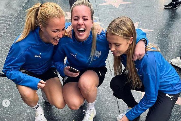 Glódís Perla Viggósdóttir, Berglind Björg Þorvaldsdóttir og Ásta Eir Árnadóttir stilla sér upp í myndatöku á The Hollywood Walk of Fame á Hollywood Boulevard.