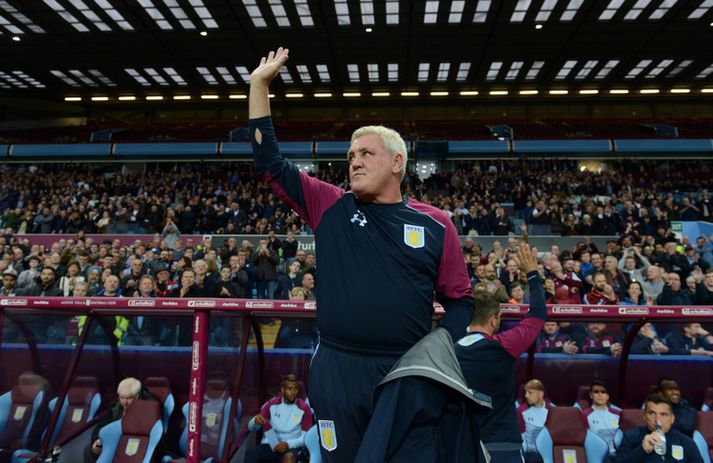 Steve Bruce stýrði Aston Villa í fyrsta skipti í dag.