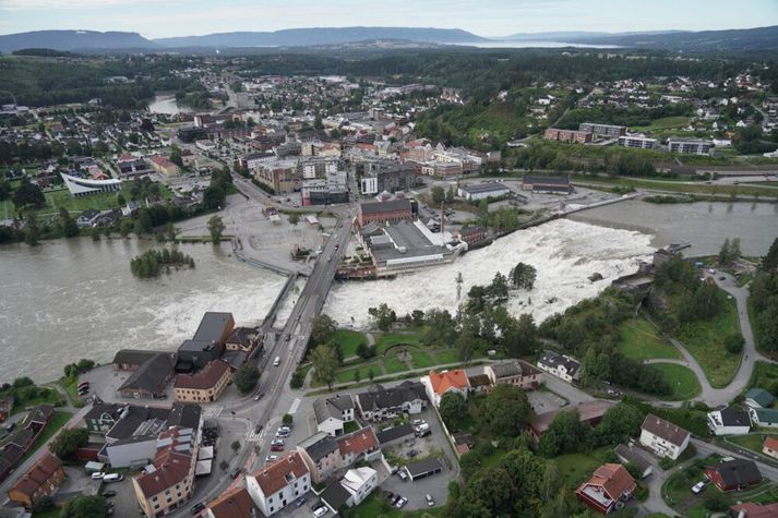 Hønefoss er um 63 kílómetrum norðvestur af Ósló. Íbúar voru um 16,500 árið 2022.