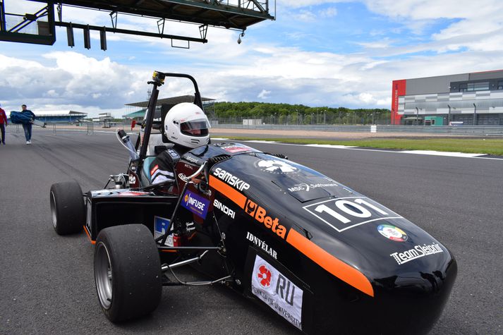 Keppnisbíll Team Sleipnir mætt í slaginn á Silverstone.