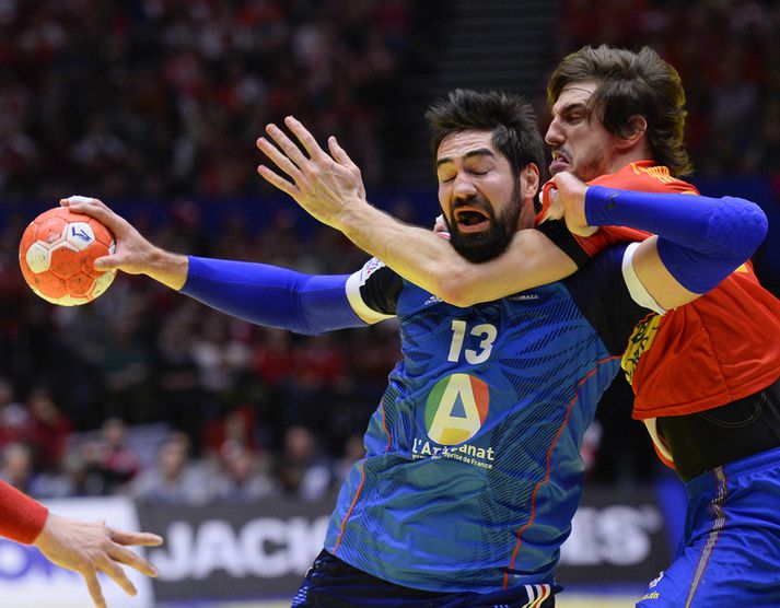 Viran Morros tekur hér Nikola Karabatic föstum tökum.