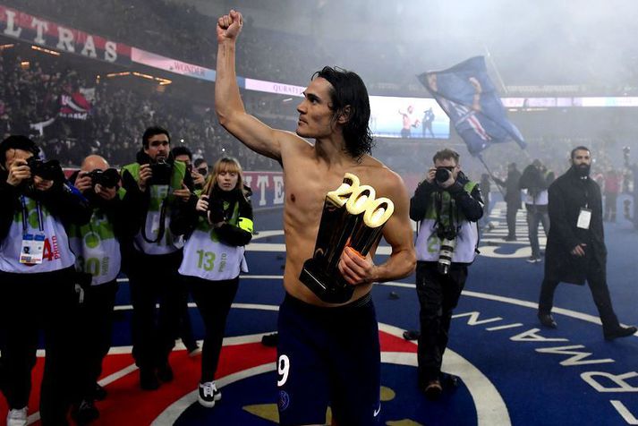 Edinson Cavani með verðlaun sem hann fékk fyrir að skora sitt tvöhundruðasta mark fyrir Paris Saint-Germain liðið.