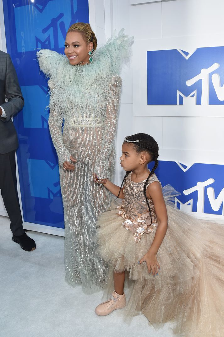 Beyoncé ásamt Blue Ivy, dóttur sinni, á VMA verðlaunahátíðinni í kvöld.