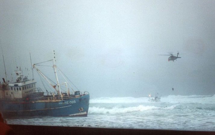 Þyrla varnarliðsins nálgast Goðann í byrjun árs 1994. Þórarinn Hávarðsson vinnur að gerð heimildarmyndar um atburðina. Myndin verður sýnd á Austurlandi í september næstkomandi. aðsend mynd/ Gísli Hjörtur Guðjónsson.